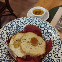 huevos rotos con jamón at Hakuna Matata Veggie in Madrid