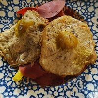 "huevos" rotos con jamón at Hakuna Matata Veggie in Madrid