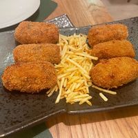 Croquettes with matchsticks (not fries as I imagined they would be) at Hakuna Matata Veggie in Madrid
