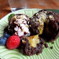 Coulant de chocolate y relleno de crema de pistacho con helado de straciatela at Hakuna Matata Veggie in Madrid