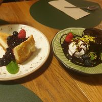 Tarta de queso y coulant de chocolate at Hakuna Matata Veggie in Madrid