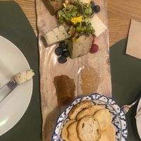 Cheese board with a blue (my favourite), an onion cheese (I think), a mildly spicy / smoked), à plain and a truffle with raspberries, blueberries & quince & onion jam  at Hakuna Matata Veggie in Madrid
