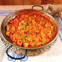 It’s like paella but not with rice with kind of pasta with non-chicken  at Hakuna Matata Veggie in Madrid