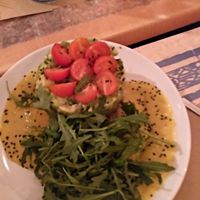 Ensalada de quinoa, aguacate, tomates cherry, rúcula y chutney de mango at Hakuna Matata Veggie in Madrid