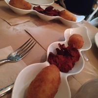 Croquetas caseras, riquísimas, con chips de remolacha at Hakuna Matata Veggie in Madrid