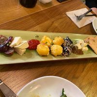 Variedad de quesos con distintas mermeladas. at Hakuna Matata Veggie in Madrid