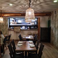 The new restaurant premises, with seating capacity of thirty-six people, plus twenty on the outside terrace. In the background the kitchen, which can be seen from the premises. at Hakuna Matata Veggie in Madrid