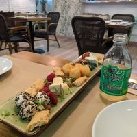 cheese platter at Hakuna Matata Veggie in Madrid