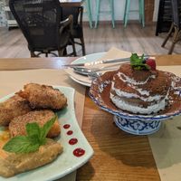 leche frita ("fried milk") and tiramisú at Hakuna Matata Veggie in Madrid