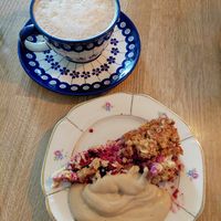 Berry crumb pie, homemade vegan vanilla sauce and coffee. at Gott&Reco in Falun