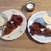 Vegan raspberry crumble cake with vanilla cream at Gott&Reco in Falun