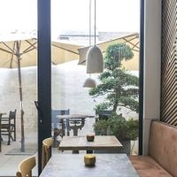 They have a small sun terrace in the back at Cosma Food House in Mechelen