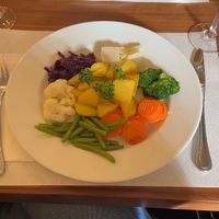 gemüseteller mit bratkartoffeln:) war echt meeega fein. im menu steht "köstlich" haha, kann ich bestätigen. für "einfaches" gemüse echt krass:)💗#Veganuary at Cafe-Hotel Appenzell in Appenzell