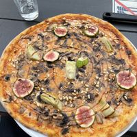 Fig pizza  at Tellus Pizza in Hagersten