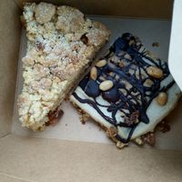 Apfelkuchen und Erdnuss-cheescake-bites at Cafe Hygge in Loerrach