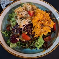 Ensalada supuestamente con frutos secos.. at Pizzaguru in Szeged