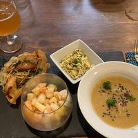 Surtido de entrantes: fruta, tofu revuelto, crema, y hojaldre de espinacas  at Toutes Les Couleurs in Lyon