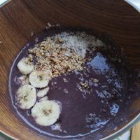 Açai bowl. Demasiado líquido y caliente. El platano pasado, además de que era bastante escaso y la única fruta que llevaba, a diferencia de las imágenes propias del restaurant at Soma Bistro in La Pineda