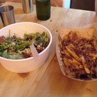Ensalada Montessori y patatas beyond BBQ at Vegan Queen in Murcia