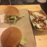 Suprema, Americana & Queen fries at Vegan Queen in Murcia