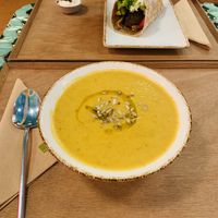 Sopa e wrap veganos at Juicy in Lisbon