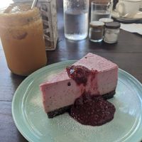 Passionfruit iced tea and vegan berry cheesecake at Nomad Café | Boutique in Weligama