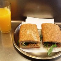Seitan Sandwich with caramelized garlic at Juicy Jones - Cardenal in Barcelona