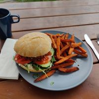 Veganer Burger + Süßkartoffelpommes at Ab ans Ufer in Markranstadt