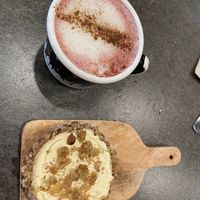 Mango cheesecake with feel the beet latte at Eight - The Health Lounge in Lisbon