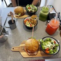 Delicious homemade nachos, good tempehre burgers, juices light green & pink lemonade 🤤😋 at Eight - The Health Lounge in Lisbon