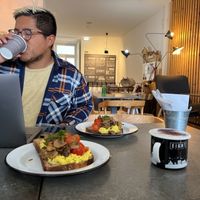 Tofu scramble toast with mushrooms and cherry tomatoes accompanied by the "Vanilla Sky" latte at Eight - The Health Lounge in Lisbon