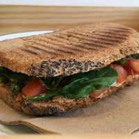 Tosta Tundra: Tomate, Espinafre, pesto, creme de Castanhas e Tomate Seco, Tofu defumado. Eu pedi cogumelo no lugar do tof, mas não veio nenhum dos dois..   at Eight - The Health Lounge in Lisbon