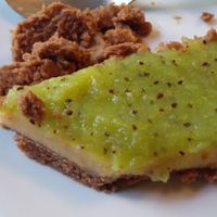 Torta vegana com creme de baunilha e geleia de kiwi at Prato Verde in Porto Alegre