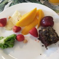 Frutas e brownie-meio seco at Botanico Buffet Vegetariano in Porto Alegre