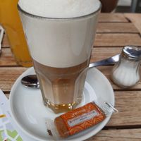 Latte Macchiato mit Hafertrink und Caramelsirup at Residenz Cafe in Weimar