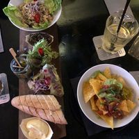 Voorgerecht: let op de springrolls op de plank! at Gaudi's in Amersfoort