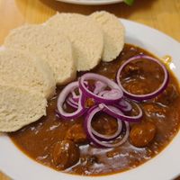 Biergulasch mit Böhmischen Knödeln at Střecha in Prague