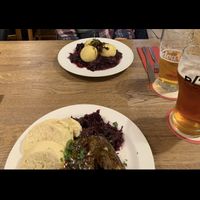 Gefüllte Knödel und „Ente“ mit Rotkohl  at Střecha in Prague