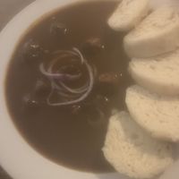 Een goulash met Vegan gehakt en een biertje   at Střecha in Prague