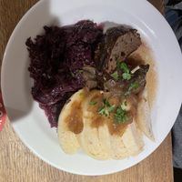 ente mit serviettenknödeln und rotkraut  at Střecha in Prague