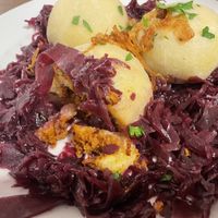 Mit Räuchertofu Gefüllte Knödel mit Blaukraut  at Střecha in Prague