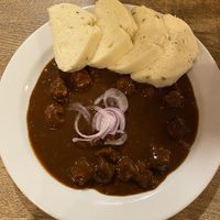 Bier Gulasch mit böhmischen Knödel (Kartoffelknödel)  at Střecha in Prague