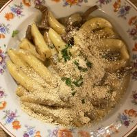 Schupfnudeln (potato dumplings) mit Pilzen und Cashew Käse Sauce   at Střecha in Prague