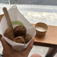 Falafel e salsa tahina   at Maoz in Barcelona