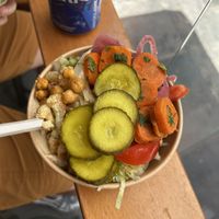 Falafel bowl ( è enorme, i falafel sono sommersi)   at Maoz in Barcelona