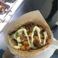 Albóndigas de falafel con un montón de ingredientes riquísimos  at Maoz in Barcelona