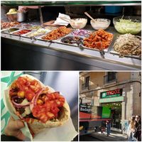 Falafel Pita with free toppings € 5,90 at Maoz in Barcelona