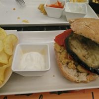 vegann chickpea burger with veganaise and fried potatoes at Kadabra León in Leon