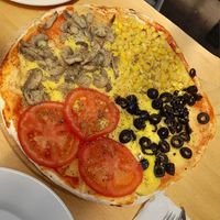 Pizza 4 estaciones con queso vegano at La Pizzeria Chaitén in Chaiten