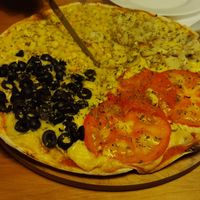 Pizza cuatro estaciones con queso vegano at La Pizzeria Chaitén in Chaiten